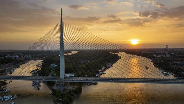 Ada Ciganlija i Most na Adi u predvečerje