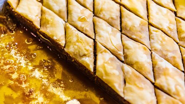 Domaća baklava sa orasima u tepsiji sečena na rombove