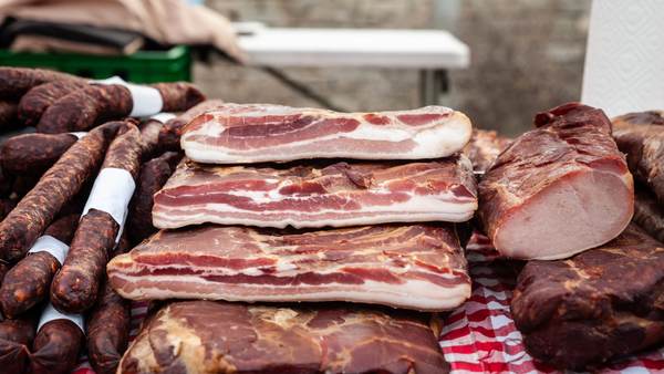Domaća dimljena slanina na drvenoj podlozi