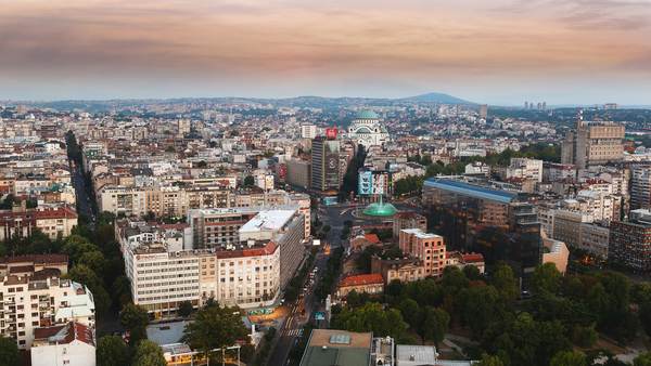 Večernji skyline Beograda, panorama Starog grada sa reke